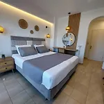 Apartahotel And Sea